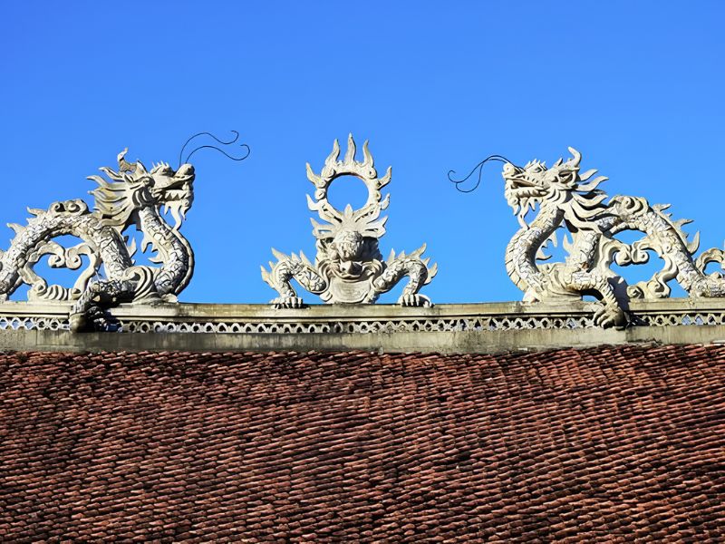 Ảnh tư liệu: đôi rồng chầu nguyệt trên nóc đình