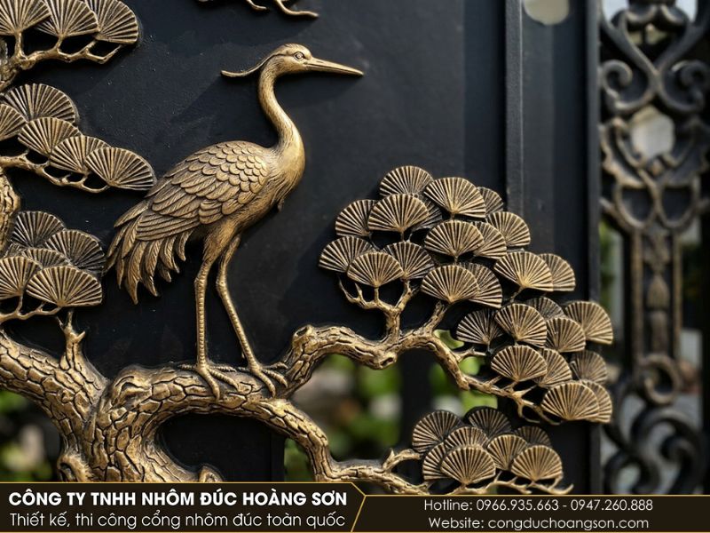 Cận cảnh phù điêu hạc trên cành tùng của cổng