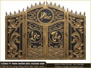Chữ Phúc Lộc Thọ ở hai cánh chính, hai cánh phụ có hoa văn mây