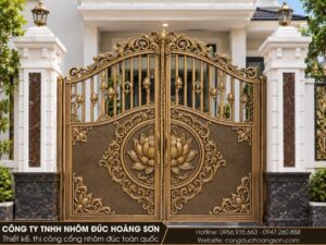Mẫu cổng 2 cánh bán kín, đài sen ở tâm, phía trên nan thoáng xen nụ sen