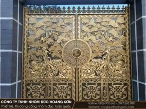 Mẫu cổng 2 cánh với một cây tùng vươn cao trải qua hai cánh