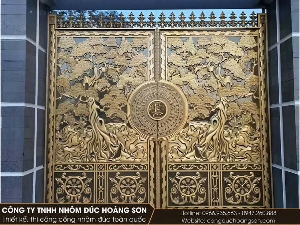 Mẫu cổng 2 cánh với một cây tùng vươn cao trải qua hai cánh Mẫu cổng 2 cánh với một cây tùng vươn cao trải qua hai cánh