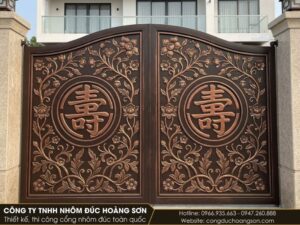Cổng 2 cánh, chữ Thọ tròn trong ô tròn giữa cánh, nền hoa lá, sơn nâu nhũ đồng