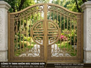 Cổng 2 cánh, chữ Thọ vuông xếp diềm dọc hai mép cánh, sơn vàng đồng giả cổ