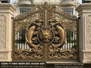Mẫu cổng 2 cánh, đôi cá lớn chiếm trọn tâm cánh, đầu rồng rõ nét