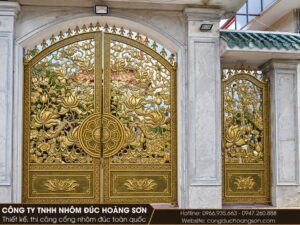 Mẫu cổng 2 cánh đúc kín, sen nở ở tâm, sơn đồng giả cổ