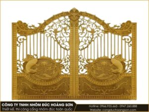 Mẫu cổng 2 cánh thoáng, đôi cá chép nhỏ chầu ngọc giữa khung nan hoa lá