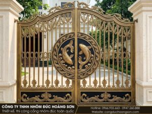 Mẫu cổng 2 cánh thoáng, đôi cá chép vàng đồng uốn trong vòng sóng tròn