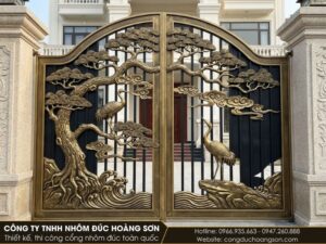 Mẫu cổng 2 cánh vòm, tán tùng uốn theo đường cong