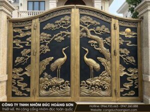 Mẫu cổng 4 cánh lệch, cánh giữa có đôi hạc