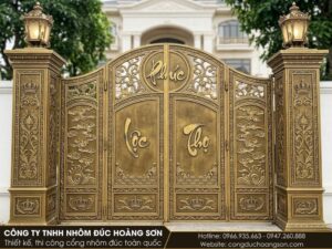 Trọn bộ cổng 4 cánh, trụ và đèn nhôm đúc cho dinh thự, cùng màu nhũ vàng
