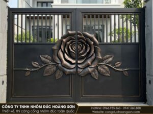 Cổng bông hồng lớn chia đôi tại khe giữa, sơn đen nhũ đồng cho nhà phố