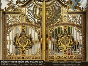 Mẫu 1: Cổng nhôm đúc Buckingham nan đỉnh giáo, 2 cánh thoáng, đen điểm nhũ vàng