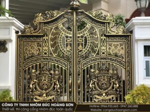 Mẫu 11: Cổng nhôm đúc Buckingham 2 cánh kín đỉnh vòm, vương miện nổi cao, nâu nhũ đồng