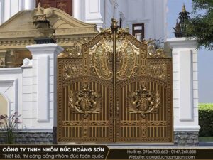 Mẫu 7: Cổng Buckingham 2 cánh kín, đen điểm nhũ vàng, huy hiệu đầy đủ