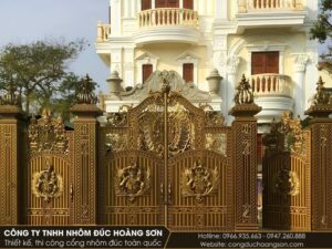 Mẫu 8: Cổng Buckingham 4 cánh kín, vàng đồng giả cổ, huy hiệu đầy đủ
