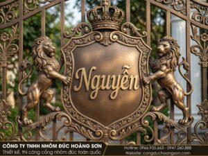 Mẫu 6: Cổng song sư với khiên khắc tên gia đình