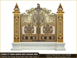 Mẫu 4: Cổng nhôm đúc Buckingham song sư ôm vương miện, 2 cánh bán kín, nâu nhũ đồng