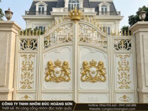 Mẫu 9: Cổng nhôm đúc Buckingham 4 cánh kín, trắng ngà điểm nhũ vàng