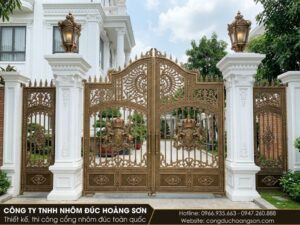 Mẫu 14: Cổng Buckingham đồng bộ trụ bọc phào và đèn trụ nhôm đúc cùng màu nhũ