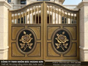 Cổng có bông hồng trong khung bầu dục ở nửa dưới và nan lá cờ ở nửa trên