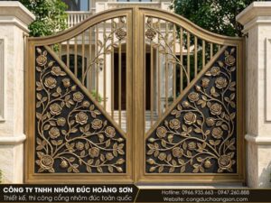 Cổng có dây hồng leo uốn chéo từ chân lên đỉnh cánh, phủ nửa mặt cánh