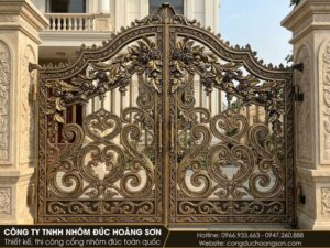 Cổng có diềm hoa hồng và lá acanthus trên đỉnh cánh, thân cánh cuộn chữ S