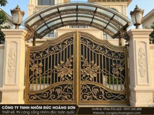 Cổng hoa hồng có mái vòm kính và 2 đèn nhôm đúc ở đầu trụ