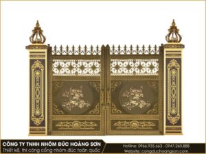 Cổng hoa hồng phủ kín 2 cánh sơn nâu nhũ đồng tại biệt thự tân cổ điển