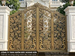 Cổng hoa hồng phủ kín 4 cánh trên mặt tiền rộng, sơn vàng đồng giả cổ
