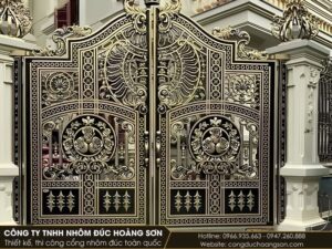 Cổng hoa hồng phủ kín có dải ô thoáng trên đỉnh, sơn nâu nhũ đồng tại biệt thự sân hẹp