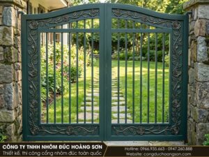 Cổng nan thoáng có dây hồng leo viền quanh khung, sơn xanh nhũ đồng tại nhà vườn