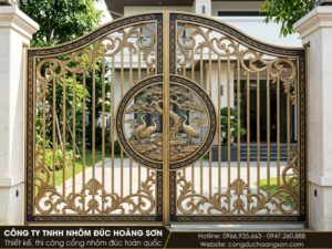 Mẫu cổng nan thoáng với ô phù điêu tùng hạc ở giữa