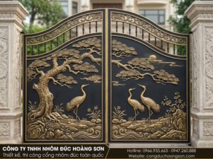 Đôi hạc đứng đối diện nhau dưới tán tùng