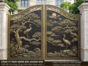 Cổng 2 cánh với một cây tùng và một hạc đứng trên cành