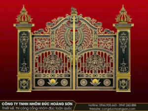 Cận cảnh phù điêu nổi khối trên cánh cổng đúc