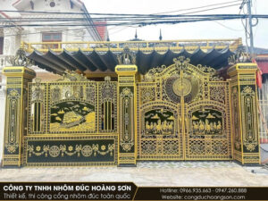 Cổng thuận buồm xuôi gió màu nâu gỗ cho nhà vườn nhiều cây xanh