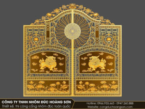 Cận cảnh hoa văn tứ quý mai lan trúc cúc trên cánh cổng đúc