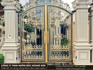 Cổng 2 cánh, hoa văn thưa tối giản tại biệt thự phố của cô Lan ở Cần Thơ