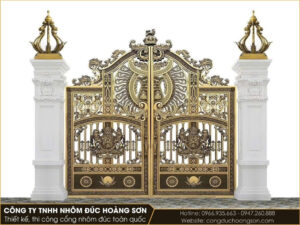 Cổng 4 cánh bán kín màu đen mờ, hoa văn hình học ở viền cánh