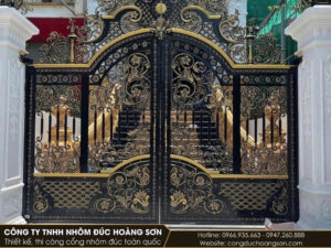 Cổng 4 cánh tân cổ điển tại biệt thự của chú Sáu ở Tiền Giang