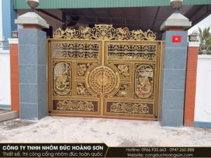 Cổng 4 cánh hoa lá tây sơn nhũ đồng tại biệt thự của chú Chín ở Long An
