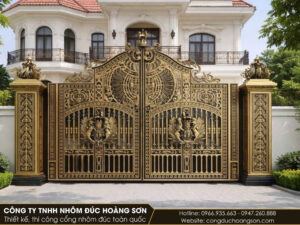 Cổng 4 cánh phù điêu nhũ đồng, đồng bộ với trụ tại dinh thự của cô Chín ở Tiền Giang