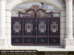 Cổng 4 cánh, hoa văn phù điêu tại dinh thư của chị Lan ở quận 3