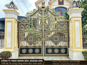Cổng 4 cánh hiện đại phối cổng phụ, sơn ghi xám đồng bộ tường rào