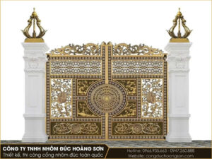 Cận cảnh hoa văn lá acanthus nổi khối trên cánh cổng đúc