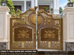 Mẫu cổng nhôm đúc hoa sen 2 cánh bán kín