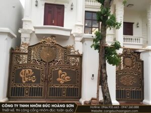 Cổng nhôm đúc kín 3 cánh, chữ Phúc Lộc, họa tiết trống đồng, hoa lá