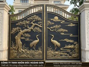 Mẫu cổng nhiều hạc bay quanh cây tùng trên cổng kín