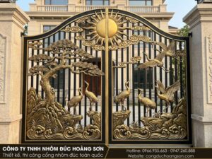Mẫu cổng tùng hạc có mặt trời nổi ở đỉnh